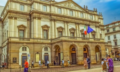 Attivisti di Ultima Generazione lanciano vernice contro la Scala di Milano