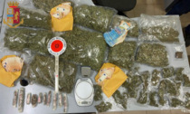 Marijuana e hashish nascosti nel box doccia, 48mila euro in camera