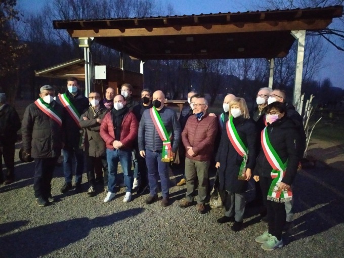 La Valle Olona unita per la pace in Ucraina, la marcia di sindaci e cittadini per dire No alla guerra