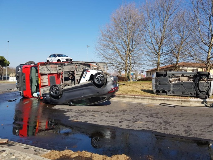 Bisarca sul fianco, sette auto ribaltate: codice rosso a Vergiate