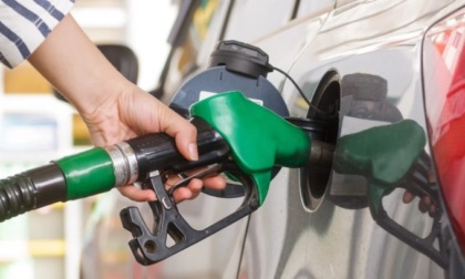 Benzina e gasolio oltre 2 euro al litro anche a Saronno e dintorni: rincari che pesano su famiglie e imprese