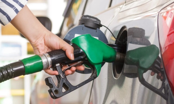 Benzina e gasolio oltre 2 euro al litro anche a Saronno e dintorni: rincari che pesano su famiglie e imprese