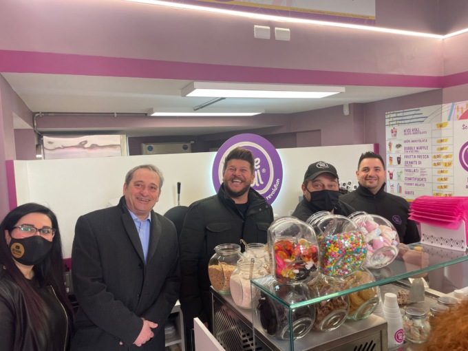 Dalla Thailandia a Gallarate: arriva N’Ice Roll, il gelato arrotolato di chef Buongiovanni