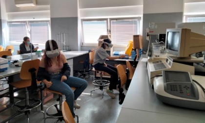 Immergersi in un laboratorio virtuale e sperimentare il futuro: premiati i visori dell’Insubria per la didattica digitale