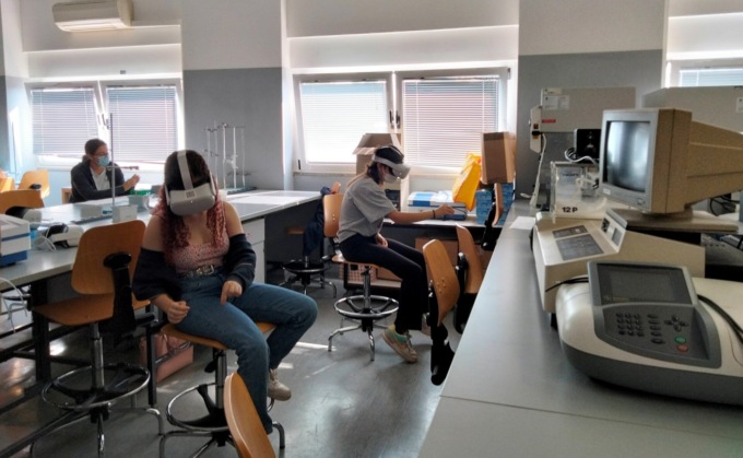 Immergersi in un laboratorio virtuale e sperimentare il futuro: premiati i visori dell’Insubria per la didattica digitale