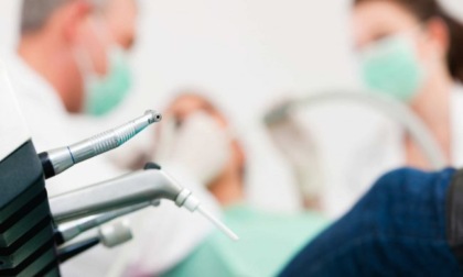 Mazzette ai dentisti e false prescrizioni per gonfiare le fatture: 5 arresti