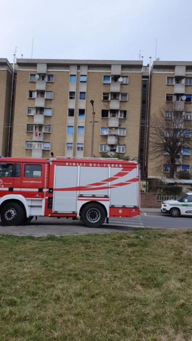 Incendio in un condominio di Solaro, soccorso anche un bimbo di 8 mesi