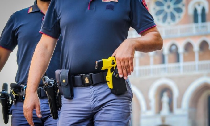 Sicurezza, mozione in consiglio a Varese: “Taser alla Polizia locale”