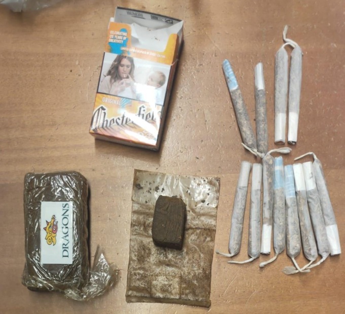Nei boschi di Origgio con dodici spinelli, un etto di hashish a casa: denunciato