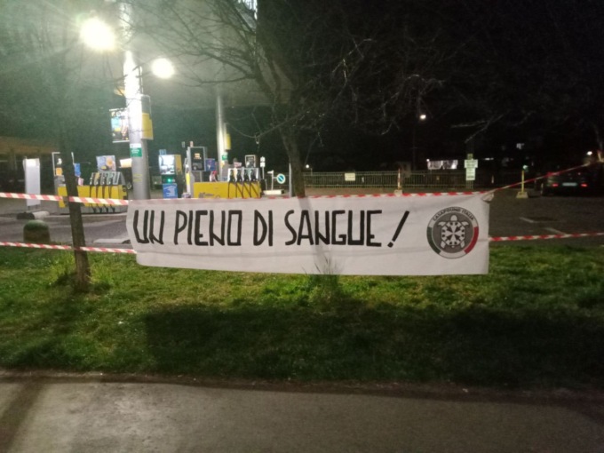 Sacche di sangue e sigilli ai distributori: la protesta di CasaPound contro il caro benzina