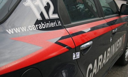 Entra in casa dell'ex moglie per minacciarla: intervengono i carabinieri