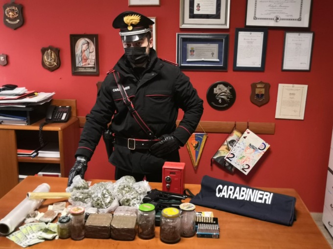 2,5kg tra hashish e marijuana nascosti in casa: due arresti a Fenegrò dopo la lite