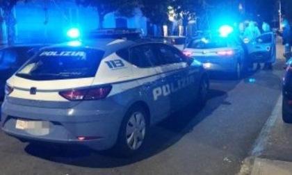 Rapina in un bar, botte al proprietario, a un cliente e poi ai poliziotti