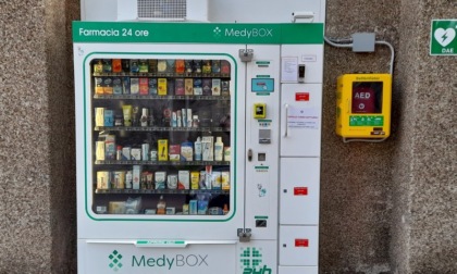 Sul muro esterno della Farmacia San Giulio  installato un defibrillatore