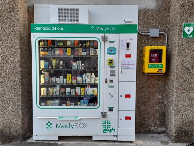 Sul muro esterno della Farmacia San Giulio  installato un defibrillatore