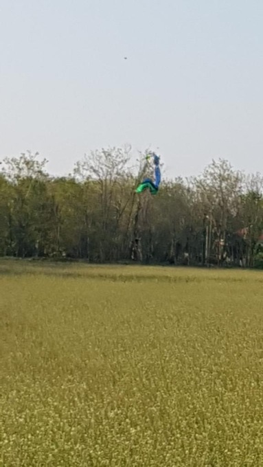 Incidente col deltaplano, 59enne soccorso su un albero LE FOTO