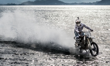 Viaggiò a pelo d'acqua sul lago di Como: all'asta la moto dell'impresa di Luca Colombo
