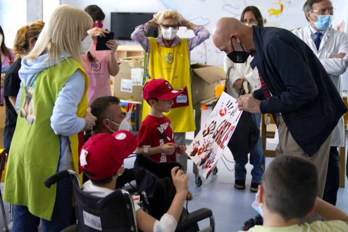 Sorpresa rossonera per bambini e adolescenti ricoverati all’ospedale Del Ponte: arriva Stefano Pioli