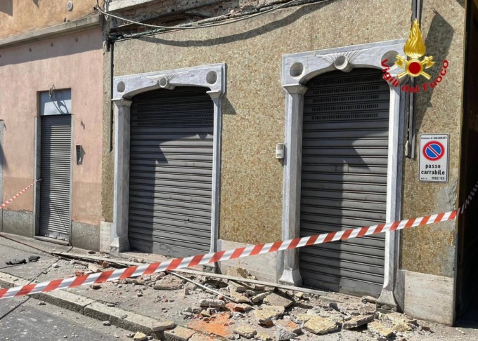 Gallarate, crolla un cornicione da una facciata