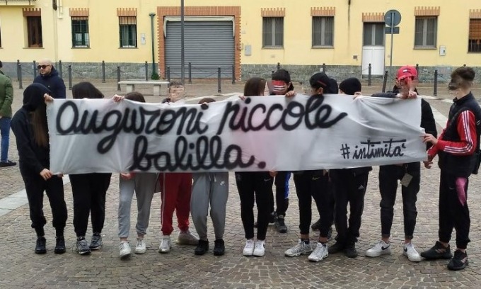 Bollate, dopo il battesimo lo striscione fascista: “Auguroni piccole balilla”