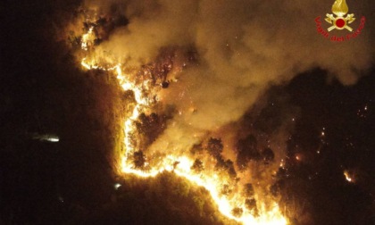 Spento l'incendio nei boschi di Angera: allerta contro il rischio focolai