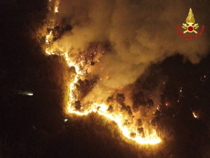 Spento l’incendio nei boschi di Angera: allerta contro il rischio focolai