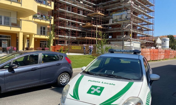 Bollate, operaio minaccia di buttarsi dalla gru: “Dovete pagarmi”