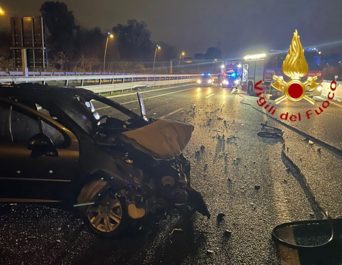 Incidente tra Lomazzo e Saronno: un’auto in fiamme