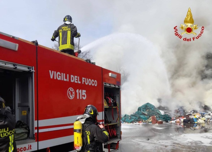 Deposito di rifiuti in fiamme a Busto, allertata l’Arpa