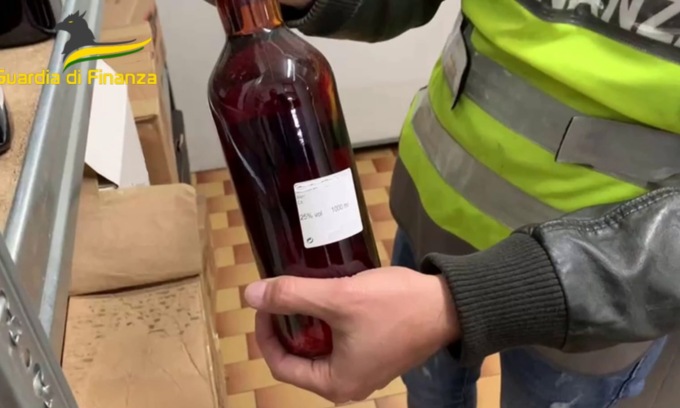 Contrabbando di alcolici, lavoro nero, alimenti mal conservati: denunciato imprenditore