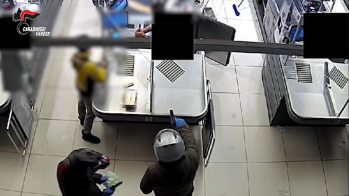 Preso il complice nelle rapine alla Lidl e al benzinaio svizzero: il video del colpo