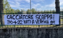 "Cacciatore scappa": striscione a Saronno per la manifestazione animalista contro la caccia