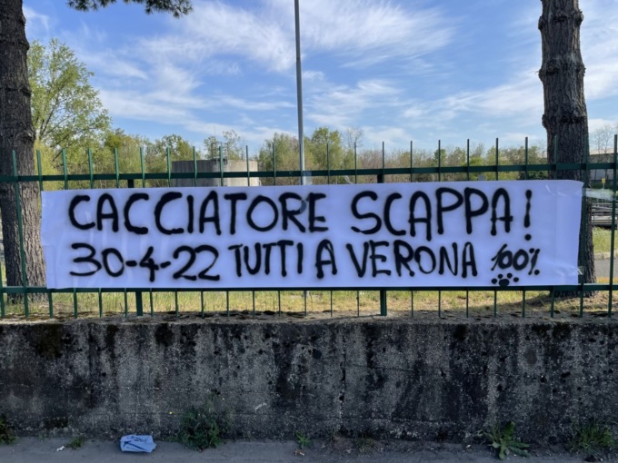 “Cacciatore scappa”: striscione a Saronno per la manifestazione animalista contro la caccia