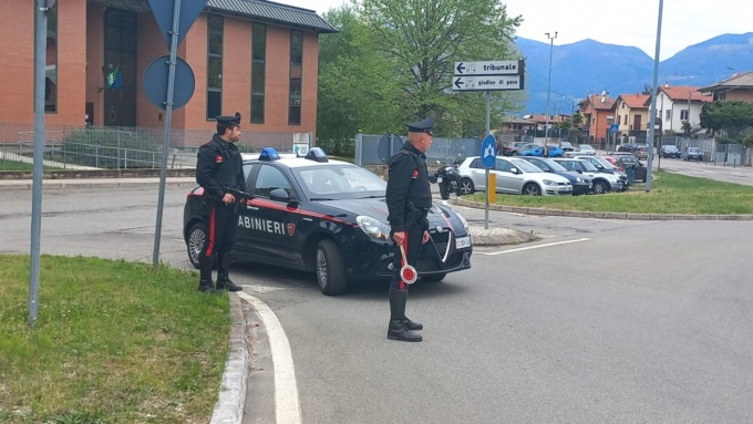 Spaccio a domicilio e dal balcone di casa: arrestato