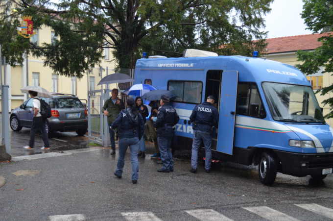 Giornata internazionale dei bambini scomparsi, camper della Polizia fuori dalle scuole