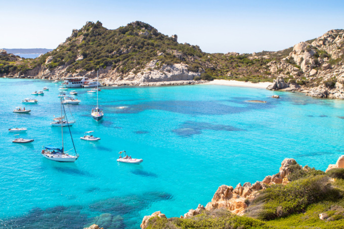 Viaggiare in barca sulle coste della Sardegna