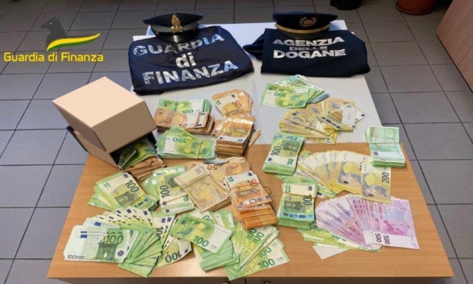 In treno dalla Germania con 200mila euro nei bagagli: sanzionata coppia bulgara