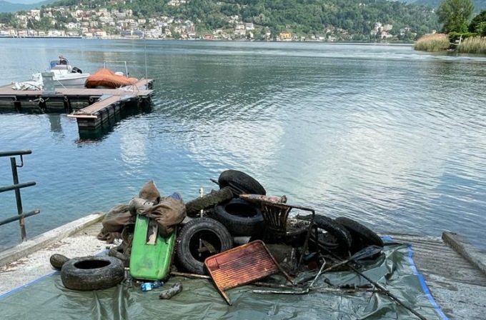 Volontari a caccia di rifiuti sul fondo del lago Ceresio