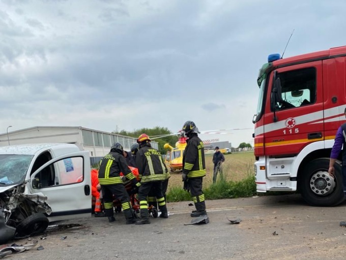 Incidente a Turate: un uomo incastrato nell’auto, l’altro scappa dal luogo dell’impatto