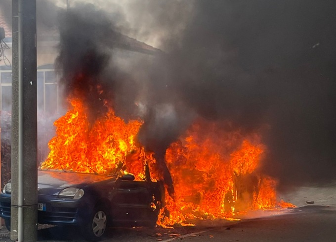 Due auto in fiamme a Lonate Ceppino