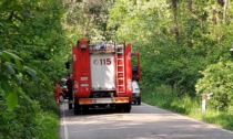 Auto fuori strada e contro un albero: soccorsi in via per Castelnuovo