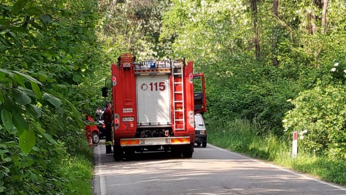 Auto fuori strada e contro un albero: soccorsi in via per Castelnuovo