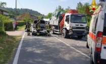 Incidente ad Angera: impatto tra tre auto e un camion