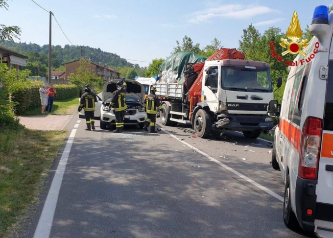 Incidente ad Angera: impatto tra tre auto e un camion