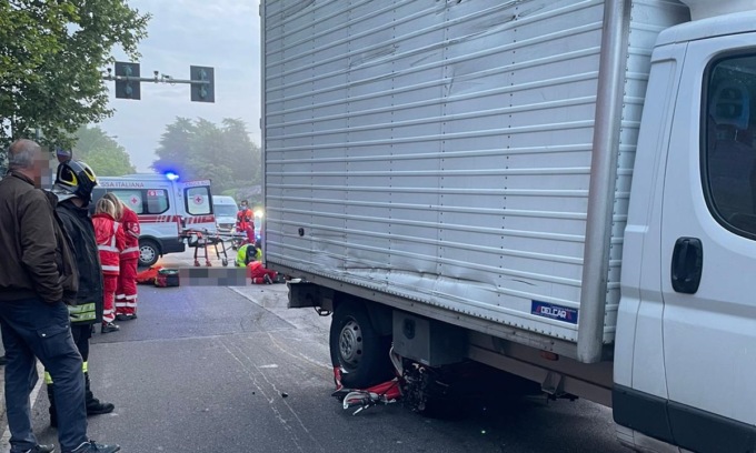 Moto sotto un furgone a Legnano, 17enne gravissimo