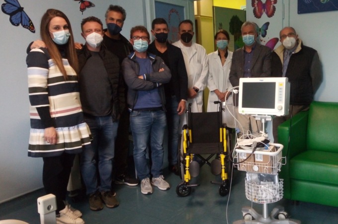 Cardiomonitor e carrozzina dalla Casa di Chiara per la Pediatria di Busto