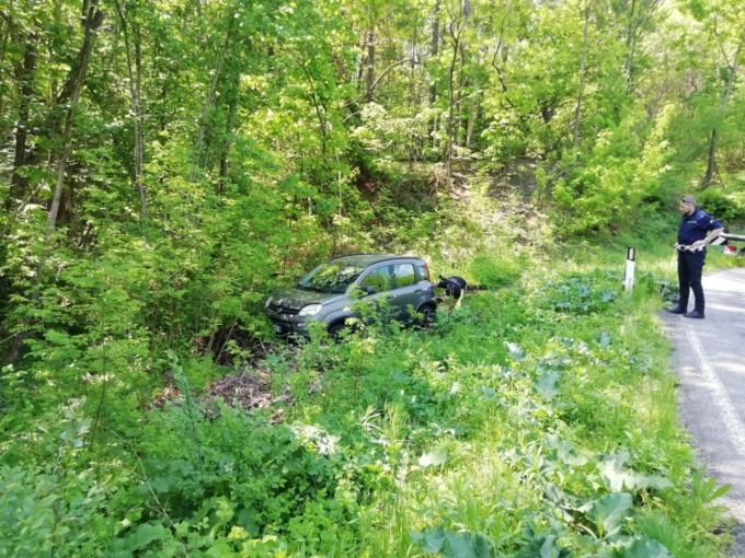 Auto fuori strada nei boschi, intervengono gli agenti