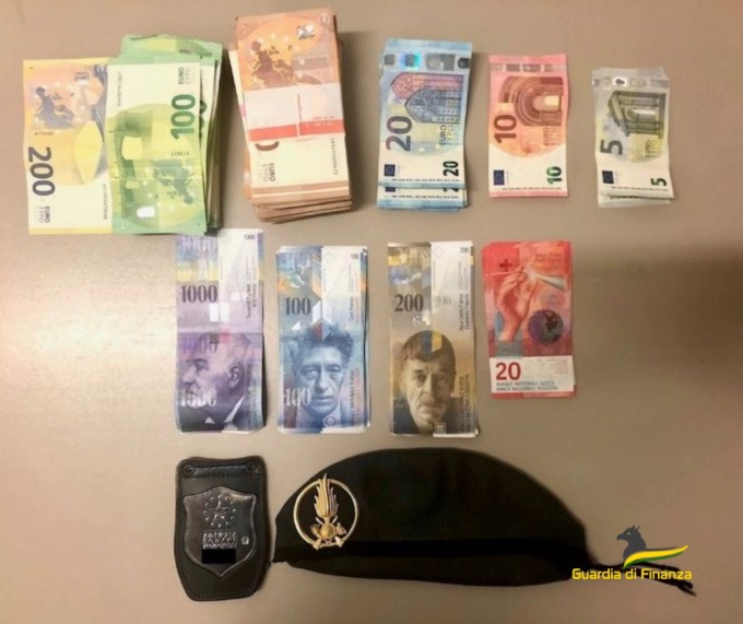 Oltre un milione e settecentomila euro non dichiarati intercettati alla frontiera