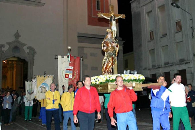 Siccità, Tradate “segue” Delpini: processione col Crocifisso per chiedere la pioggia