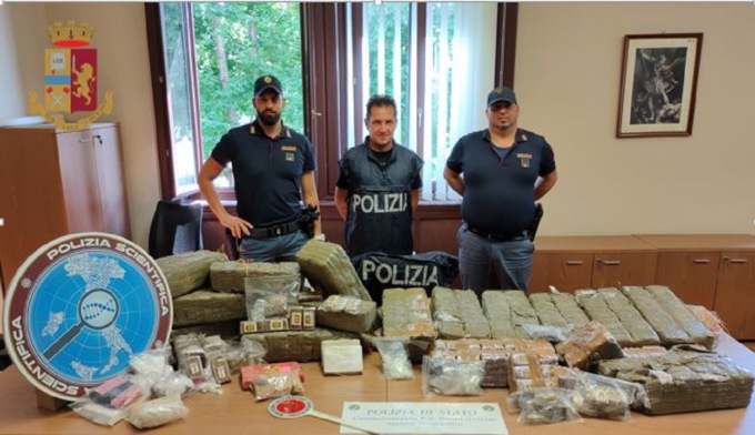 Maxi operazione contro lo spaccio: 12 arresti e 125kg sequestrati